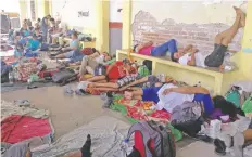  ??  ?? Los miles de migrantes ocuparon el Palacio Municipal, a pesar de estar dañado por los sismos de 2017.