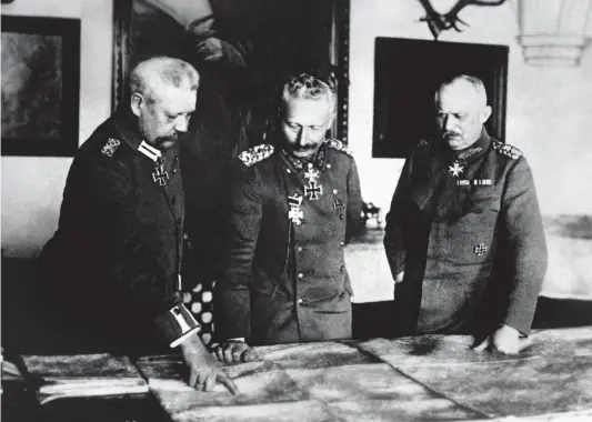  ??  ?? RINDIENDO CUENTAS. Aquí vemos a los máximos jefes del ejército alemán durante la I Guerra Mundial, Hindenburg (izquierda) y Ludendorff (derecha), explicando detalles de la contienda al káiser Guillermo II (en el centro).