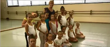  ??  ?? Brigitte Van De Casteele enseigne la danse dans la salle Serge Lifar du Conservato­ire.