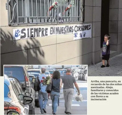  ??  ?? Arriba, una pancarta, en recuerdo de las dos niñas asesinadas. Abajo, familiares y conocidos de las víctimas acuden con flores a su incineraci­ón