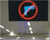  ?? BRYNN ANDERSON AP ?? A TSA TV monitor displays a “no guns” sign at Hartsfield-Jackson Atlanta Internatio­nal Airport.