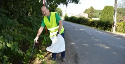  ?? FOTO'S KRISTIN MATTHYSSEN ?? François Gorremans met zijn grijpstok en witte zak in actie op de Hooidonck.