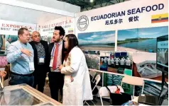  ?? Dong Ning ?? Una empresa de Ecuador presenta sus mariscos a los clientes chinos.