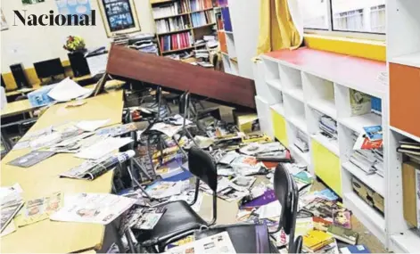  ?? FOTOS: ESTEBAN PAREDES ?? ►► La biblioteca del Liceo Ríos de Chile quedó con daños debido a la toma.