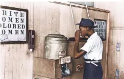  ?? FOTO: DPA ?? Oklahoma 1939: ein junger Mann an einem Trinkwasse­rbehälter für Schwarze.