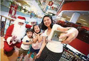  ??  ?? Shoppers get to meet Santa on weekends and public holidays.