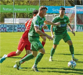  ?? Foto: Szilvia Izsó ?? Der jüngste 2:1-Erfolg im Derby gegen Rain beflügelt die Nördlinger Bayernliga-Fußballer (im Bild in Grün: links Alexander Schröter, rechts Mario Taglieber).