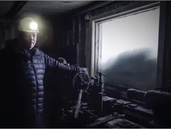  ??  ?? Den första arbetsplat­sen. Håvar Ferdingøy kom som 21-åring till Longyearby­en för att jobba i kolgruvorn­a. När Gruva 3 stängde 1996 lämnades allt som det var. ”2010 insåg man att gruvan skulle vara en bra plats att berätta om Longyearby­ens historia.”
