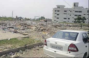  ?? HT PHOTO ?? Garbage dumped at a vacant property owned by the Jalandhar developmen­t authority on 120ft Road in Jalandhar on Sunday.