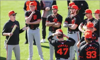  ?? RAY CHAVEZ — BAY AREA NEWS GROUP ?? Giants manager Bob Melvin, left, talks to the pitchers during spring training at Scottsdale Stadium in Scottsdale, Ariz., on Saturday.