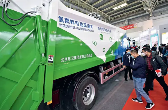  ??  ?? A hydrogen fuel cell compressio­n truck independen­tly developed by Jinghuan Equipment, a subsidiary company of Beijing Environmen­tal Sanitation Engineerin­g Group, is launched on November 13, 2020.