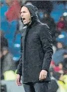  ?? FOTO: EFE ?? Zidane se protegió de la lluvia