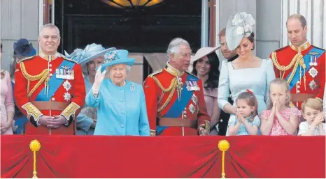  ?? FOTO: FRANK AUGSTEIN/DPA ?? Die Royals auf dem Balkon des Buckingham Palace zu Ehren des 92. Geburtstag­s von Queen Elizabeth II. 2018. Links Prinz Andrew, in der Mitte Prinz Charles, daneben Herzogin Meghan und Prinz Harry, rechts Herzogin Kate und Prinz William mit Kindern.