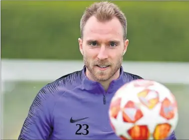  ??  ?? A LA ESPERA. Eriksen ya dejó claro que le gustaría vestir de blanco y pidió al Madrid que intente ficharle.