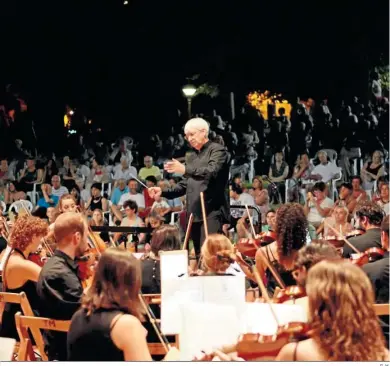  ?? G. H. ?? Alemán Sanchís dirigiendo en un concierto.