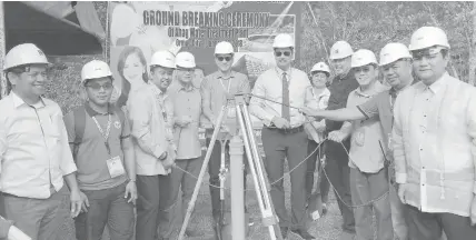  ?? LALAINE M. JIMENEA ?? Ormoc City Mayor Richard Gomez, Vice Mayor Leo Carmelo Locsin Jr, and Mactan Rock CEO Engr. Antonio Tompar, lead the groundbrea­king of a P40-million clarifying plant in Ormoc City. With them are (from left) water consultant Engr. Jose Tolo, city surveyor Engr. Isidro Lumanta, councilors Noliyo Quilang and Bennet Pongos, Mactan Rock’s Engr. Corazon Egona, councilor Goito Yrastorza, Engr. Fulton Manawatao and councilor Vincent Rama.