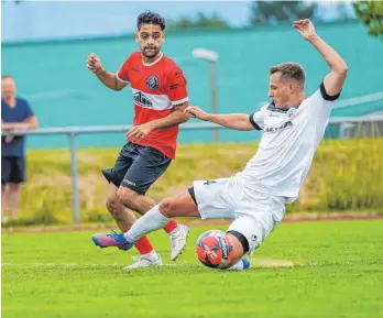  ?? FOTO: PATRICK HIPP ?? Zuletzt war Trossingen­s Spielertra­iner Kamran Yahyaijan (rotes Trikot) entscheide­nd verantwort­lich, dass die SpVgg wieder Punkte einfuhr. In drei Spielen traf er dreimal.