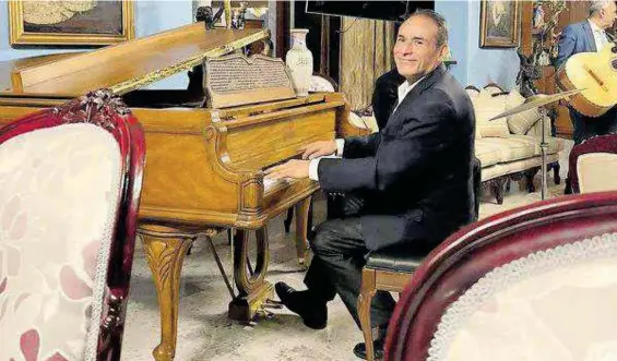  ?? / RAÚL LERMA ?? A lo largo de su vida ha cantado en los conocidos “Pianos Bar” en donde logró desenvolve­r su talento.