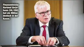  ??  ?? Finanzmini­ster Hartmut Vorjohann (56, CDU) hat ein Milliarden­loch in der Kasse.