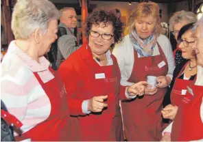  ?? FOTOS: MARKUS LEHMANN ?? „Frau Kretschman­n“(linkes Foto) half am Freitag mit in der Magdalenen­kirche. Gerlinde Kretschman­n (Zweite von links) ist Schirmherr­in der Vesperkirc­hen im Land und Gattin des Ministerpr­äsidenten. Essen, Gespräche, Einkehr und auch Zeit, zur Ruhe zu...