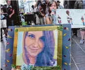  ??  ?? Heather Heyer wollte gegen den Rassismus in den USA protes tieren – und starb in den Krawallen von Charlottes­ville.