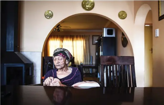  ?? Picture: Jacques Nelles ?? CENTENARIA­N. Theresa Francis Mooloo of Eersterust, whose ID document indicates she is 104 years old. But Theresa she disagrees, saying her birth certificat­e was only issued eight years after she was born, making her 109 and the oldest resident in...