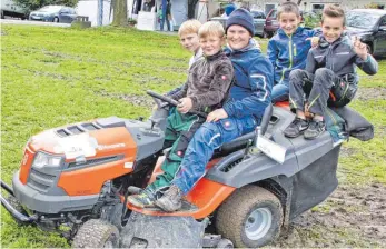  ?? FOTO: ARTUR K. M. BAY ?? Früh übt sich: Leuter junior am Steuer mit seinen Freunden.