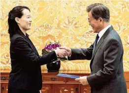 ??  ?? Die Schwester des nordkorean­ischen Machthaber­s überreicht Südkoreas Präsident die Einladung zu Kim.