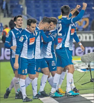  ??  ?? ALEGRÍA COPERA. Los jugadores del Espanyol festejan uno de los goles contra el Tenerife.