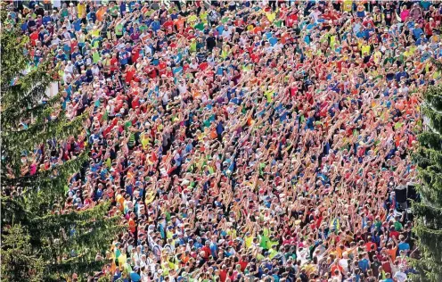  ?? FOTO: SASCHA FROMM ?? In Neuhaus freuen sich Tausende Marathonlä­ufer auf den legendären Schneewalz­er zum Warmmachen vor dem Start.