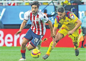  ?? /IMAGO7 ?? Rodolfo Pizarro (izq.) y Bruno Valdez disputan un balón el sábado en Guadalajar­a.