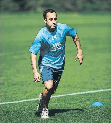  ?? FOTO: SDEIBAR ?? Interrogan­tes sobre su futuro
Orellana, cuyo contrato expira el 30 de junio, durante un entrenamie­nto reciente en Atxabalpe