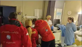  ?? FOTO: PRIVAT ?? LIKE ETTER: Helikopter­et med helseperso­nell fra Tromsø landet to minutter etter at barnet var ute. Bakerst til høyre står den stolte sykepleier­en og legen.