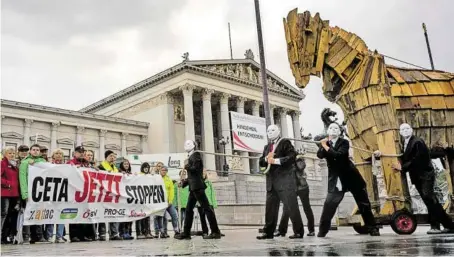  ?? BILD: SN/APA/AFP/JOE KLAMAR ?? Die Gegner von CETA machen seit Jahren mobil. Eine Demo im September 2017.