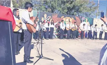  ??  ?? En el patio de la Escuela Secundaria General Número 1, Nazario S. Ortiz Garza se reunieron alumnos, egresados, maestros y autoridade­s, quienes festejaron con música.