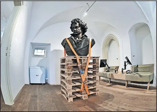  ?? [ Foto: Wolfgang Freitag] ?? Gerade in der Mitte des Zimmers stehen, das kann ja bald wer. Beethoven-Museum, Wien-Döbling.