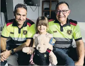  ?? PERE DURAN / NORD MEDIA ?? Carla junto a los dos agentes y el oso mosso de peluche que le regalaron