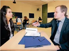  ??  ?? Berfin Esen informiert sich bei Klaus Düster vom Audi Zentrum Leverkusen über die Ausbildung­smöglichke­iten in dem Autohaus.