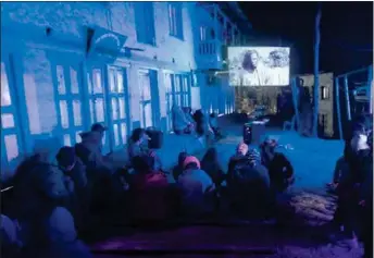  ?? FOTO: TROENS BEVIS ?? I en landsby like ved Mount Everest, viser en evangelist en film om Jesus på storskjerm.