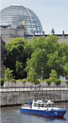  ?? Foto: Von Jutrczenka, dpa ?? Dass die Spree durch das Regierungs­viertel fließt, stellt für die Polizei eine Heraus forderung dar. Patrouille­nboote sind regelmäßig vor Ort.