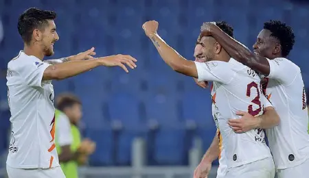  ??  ?? Abbracci
Da sinistra Lorenzo Pellegrini, Bruno Peres e Diawara esultano dopo il gol vittoria realizzato da Veretout (seminascos­to)