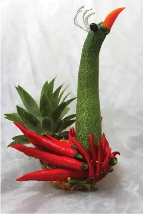  ?? Photo toplist.vn ?? COUR BLIMEY: A peacock created from a courgette and red chillis.