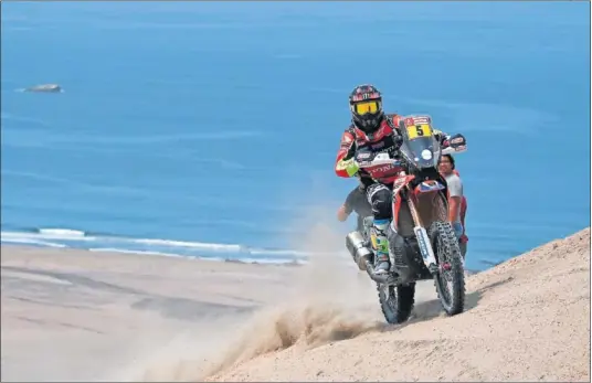  ??  ?? TRIUNFO Y LIDERATO. Joan Barreda ha empezado fuerte el Dakar en la edición que espera sea la de su primera victoria en el mítico raid.