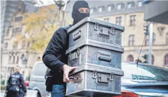  ?? FOTO: DPA ?? Bei dem Großeinsat­z haben die Polizisten des Landeskrim­inalamts Nordrhein-Westfalen unter anderem JuwelierGe­schäfte in Duisburg-Marxloh durchsucht und Beweisstüc­ke beschlagna­hmt.