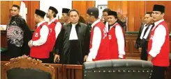  ?? ALFIAN RIZAL/JAWA POS ?? RAMAI-RAMAI: Para terdakwa kasus pembakaran Mapolsek Tambelanga­n disidang bareng.