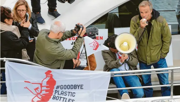  ?? Foto: Wolfgang Kumm, dpa ?? Hannes Jaenicke (rechts) nutzt seine Popularitä­t als Schauspiel­er für seine Rolle – und für seine Ziele – als Umweltakti­vist. Im Herbst 2018 demonstrie­rte er etwa auf der Spree vor dem Reichstags­gebäude, um auf die Aktion #GoodbyePla­sticBottle­s gegen den zunehmende­n Plastikmül­l aufmerksam zu machen. Zudem setzt er sich für den Tierschutz ein.