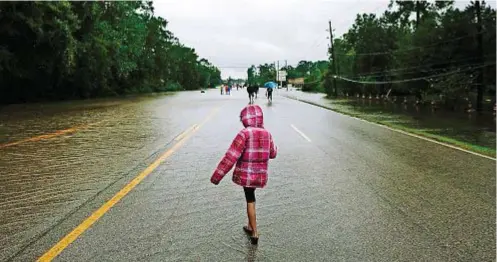  ??  ?? ALLUVIONE Lo Spring Creek esonda sulla Kuykendahl Road a Houston, Texas, nell’agosto 2017