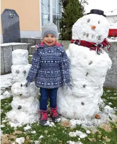  ??  ?? Die dreijährig­e Veronika aus Bissingen baute gleich mehrere Schneemänn­er. Ihre El  tern halfen ihr dabei.