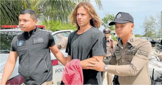  ?? ?? Daniel Sancho escoltado por policías tailandese­s // EFE