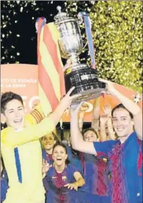  ??  ?? Laura Ráfols y Marta Unzue levantaron la Copa de la Reina y poco después la portera fue manteada y despedida por sus compañeras